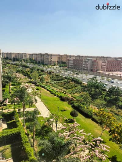 بإطلالة بانورامية ساحرة على الـ All Seasons Park ومجرى السيل. . شقة 165م للإيجار في B12 مدينتي غير مجروحة نهائياً