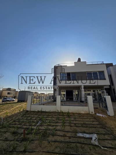 فيلا تاون هوس كورنر بمقدم واقساط استلام سنة موقع مميز في بالم هيلز palm hills new cairo