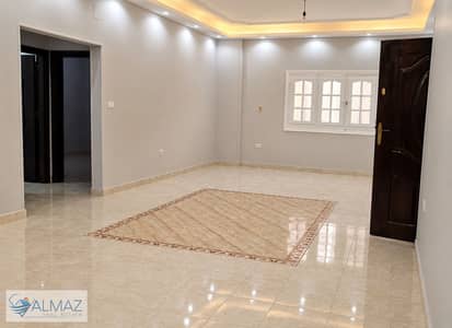 شقه فاضيه 200 متر للايجار في جنوب الاكاديميه ب في التجمع الاول يطل مباشرة على شارع التسعين الشمالي و كاديمية الشرطة.
