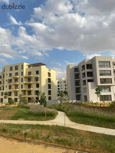 عمارة سكنية كاملة للبيع  في او ويست من اوراسكوم على طريق الواحات مباشرة