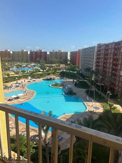 Studio for sale in a building, clear middle floor with a global view of the aqua.