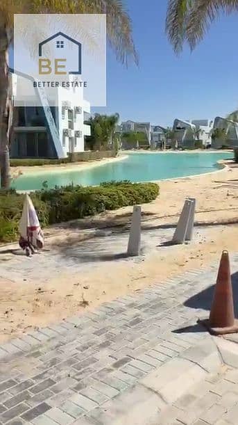 أرض 650م بفيو مباشر على البحيرة الكريستالية | شاملة التكييفات، الأجهزة، والمطبخ بالكامل | كود 9195