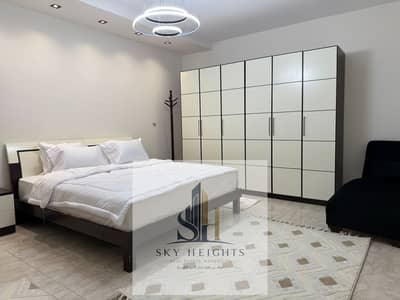 Apartment for hotel-style rent in Al-Rehab City with an area of 131 sqm, 3 bedrooms and 2 bathrooms, wide garden view facing the sea, modern furniture