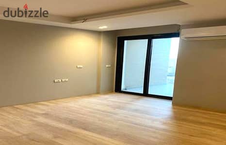 شقة متشطبة بالكامل جاهزة للسكن في فيلدج ويست بجوار كايرو جيت  اعمار