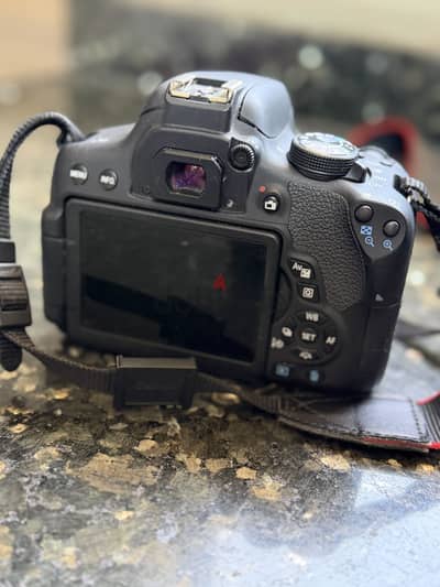 كاميرا Canon EOS 750D مع عدستين بحالة ممتازة