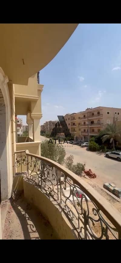 بيت في المجاورة 69 مساحه الشقه 180متر صافي في العاشر من رمضان