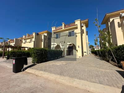 Twin house for sale at the lowest price, with a distinctive view of the sea and swimming pool, ultra-super deluxe finishing, and fully air-conditioned