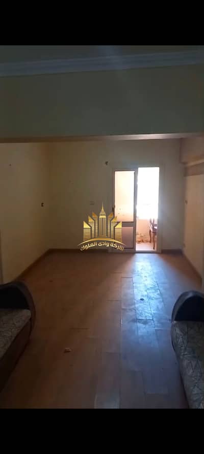  شقة للإيجار بمدينة عباد الرحمن – خلف نادي الصيد القطامية – الطريق الدائري المعادي  فرصة مميزة للسكن في موقع حيوي وقريب من جميع الخدمات.    المساحة: 120 متر  3 غرف  حمام  واجهة بحرية بالكامل غير مجروحة  جميع أرضيات الشقة باركيه HDF  غاز طبيعي  دور