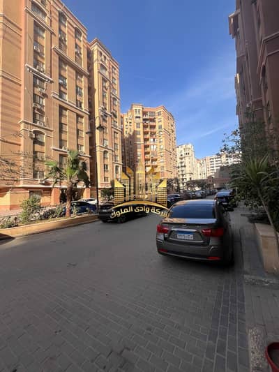 Available furnished apartment for rent three rooms, two living rooms, kitchen, and air-conditioned bathroom, super lux finishing, ground floor, upper level, with a sea view, Maadi Gardens next to the Al-Ban Zaher and Hunting Club, 24-hour security and guarding required 25,000 per month, contract for six months or one year