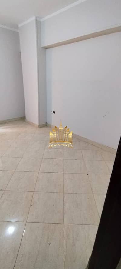Apartment for rent in the Maadi Gardens compound on the ring road near Al-Said Club in Qattameya and the Cairo Sky Tower and the Baron City compound. Two bedrooms and a two-piece reception, bathroom, and kitchen with an area of 100 m. Natural gas, electricity meter, landline, and internet are available, 24-hour security, surveillance cameras, and a luxurious entrance.