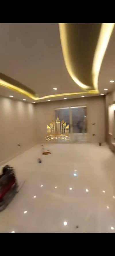  شقة للإيجار – كمباوند المعادي جاردنز – الطريق الدائري المعادي  فرصة مميزة للسكن في أحد أفضل كمباوندات المعادي، بموقع متميز وتشطيب فاخر.    الموقع: كمباوند المعادي جاردنز – الطريق الدائري المعادي.    المساحة: 170 متر  التقسيم: 3 غرف نوم  الحمامات: 2 ح