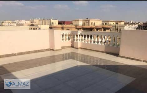 روف فاضي ١٥٠ متر  للايجار اداري في المجاوره العاشره منطقه الزهور في التجمع الاول تطل واجهتها الرئيسية على محور مصطفى كامل