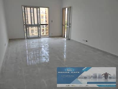 Apartment for rent in Al Rehab City, Phase 9; area: 131 square meters. Located next to Omar Ibn Al-Khattab Mosque and Avenue Mall. Features 3 bedrooms