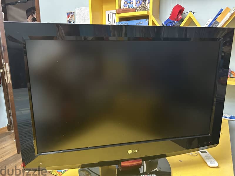 32-inch LG LCD 1