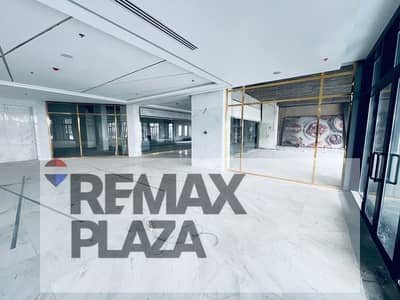 Office 62m full finishing with air conditioning for rent at a luxurious mall on the Golden Square directly