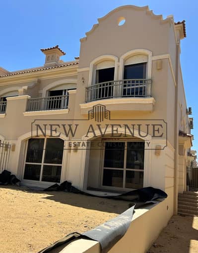 توين هاوس 286 متر فى الباتيو ٥ إيست الشروق El Patio 5 East El shorouq ثلاثة غرف في موقع متميز على مساحات خضراء متشطب بالتكيفات والمطبخ