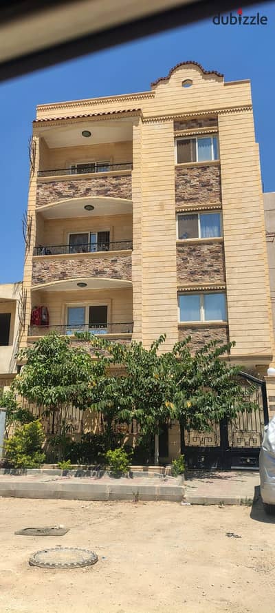 منزل للبيع مدينة العبور الحي التامن تاني نمرة من الشعراوي  مساحتها ٢٦٠ متر  مكونه من :- بدروم و ٤ أدوار  تشطيب سوبر لوكس