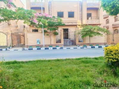 فيلا للبيع بمدينة العبور الحي الخامس مساحتها 620 متر بدروم و أرضي وأول    الدور علي شقتين نص تشطيب