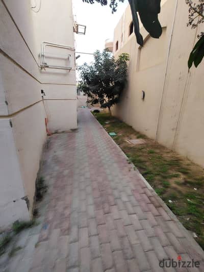 شقه بزمنت بحديقه بمدخل خاص في الحي الثاني شرق ٤ غرف