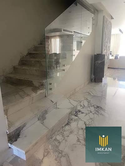 Apartment for sale in 90 Avenue Compound, in the heart of the Fifth Settlement and just minutes from the American University. It features high-end ("s