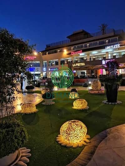 للايجار محل 400 متر في  الشيخ زايد بمول امريكانا بلازا علي شارع البستان مباشرة