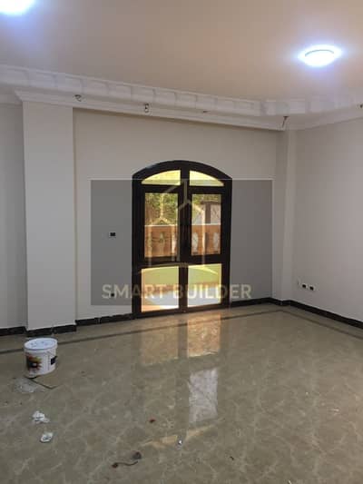 High-rise ground floor apartment for administrative rent in the Violet Villas, First Gathering, Super Lux finishing, distinguished location, and close to all axes and main roads, fully equipped with facilities and services.