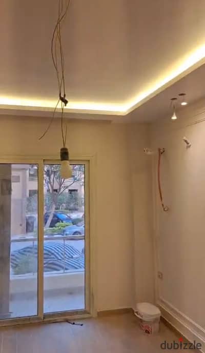 Apartment 80m for sale in the Spanish neighborhood in October Gardens for 2,150,000 EGP! Fully finished, immediate delivery, elevated ground floor in a fully serviced compound and minutes from the main roads and oases