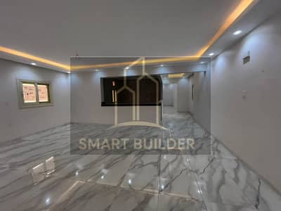 Apartment for rent in the Southern Lotus residential area, Fifth Settlement, Ultra Super Lux finishing, facing the sea, elevator, number from Al Nawadi Street, first residence, fully equipped with facilities