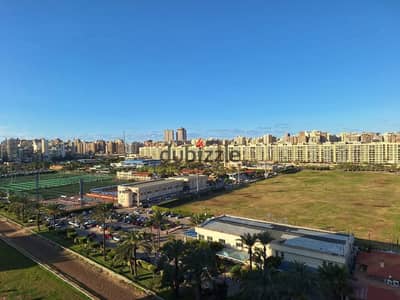 شقة فاخرة للإيجار أول سكن 185م  ( سموحة - كمبوند جراند فيو - فيو مفتوح بالكامل علي نادي سموحة لجميع مطلات الشقة ) 32,000ج شهرياً