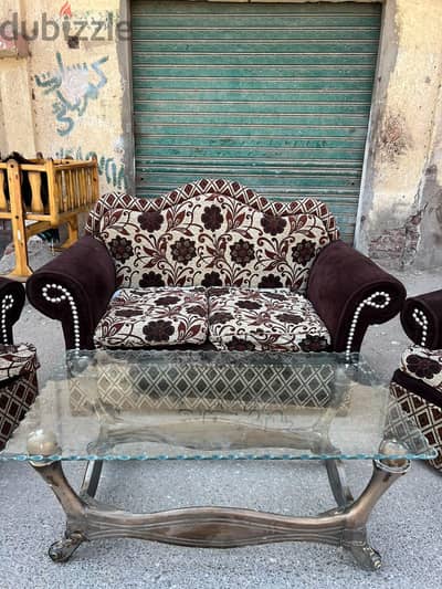 كنبه وكرسيين وتربيزه بحاله جيده