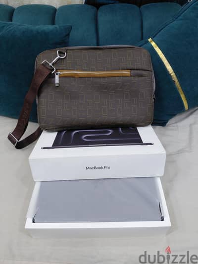 MacBook pro m5 Ram 24 Hard Tera SSD Open Box
