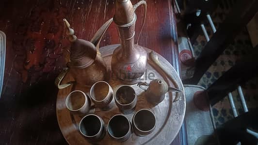 ابريق وبراد شاي نحاس احمر واكواب وصينيه