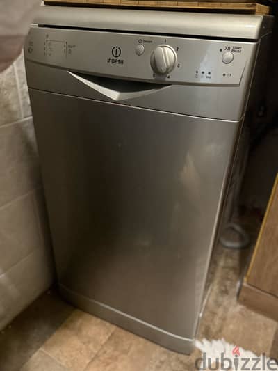 Indesit Slim Freestanding Dishwasher – Silver