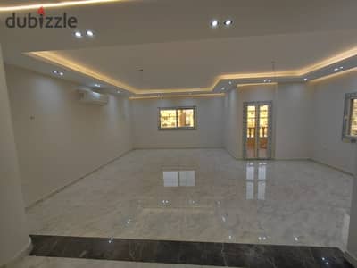 شقة للإيجار 220م في فيلات البنفسج – التجمع الأول | فيو جاردن | 3 غرف | مكيفة بالكامل | أسانسير