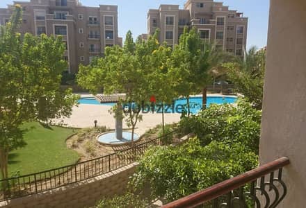 شقة للايجار مطبخ وتكييفات غرفتين ماستر فيو حمام سباحه في katameya plaza compound