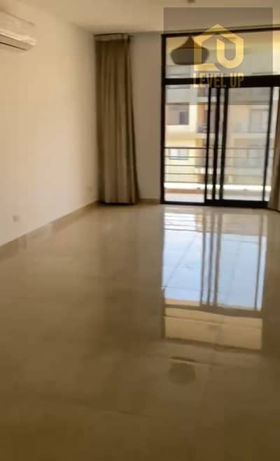 شقه للايجار بالمطبخ والتكييفات في كمبوند فيفث سكوير المراسم القاهره الجديده