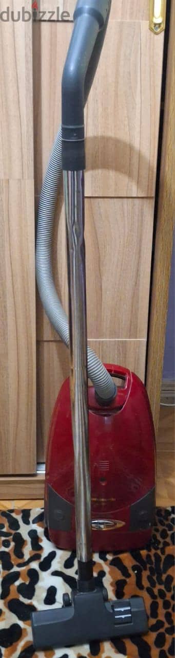 مكنسه كهربائيه مستعمله بحاله ممتازه للبيع