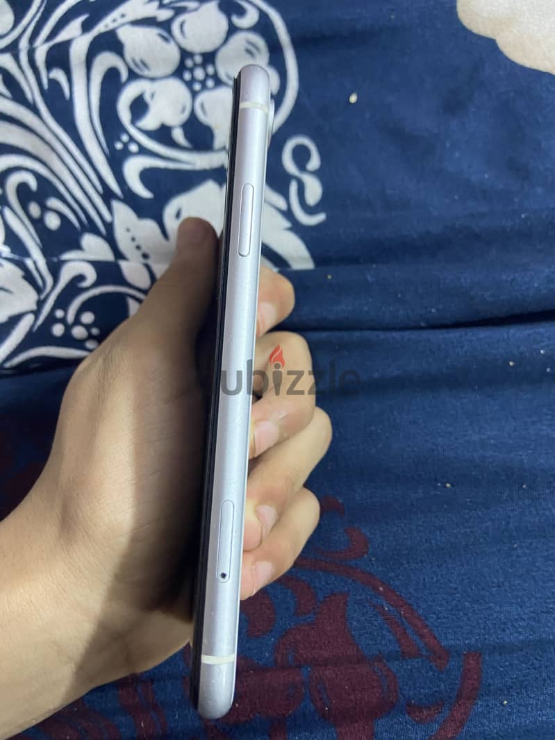 Apple - iPhone XR 4