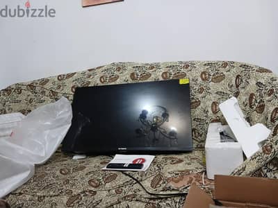 شاشة فريش ٣٢ سمارت ورسيفر داخلى بكل مشتملاتها ولزقها واسكرينتها
