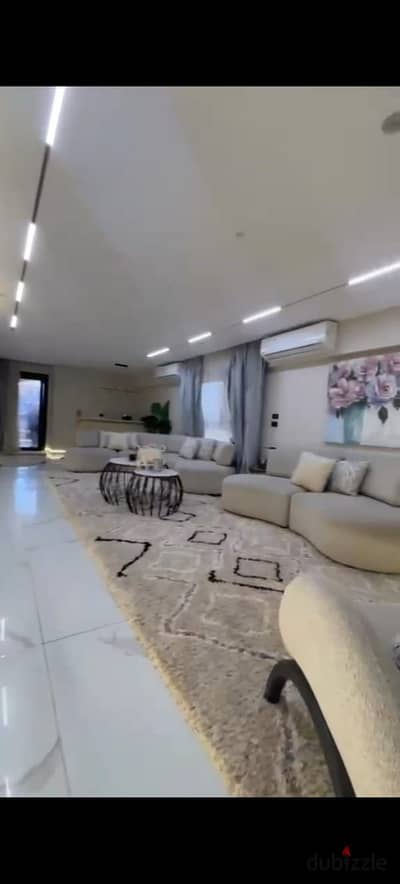 شقه للبيع مصر الجديده على شارع أبو بكر الصديق الرئيسي الدور الرابع مباني 2024اسانسير 255 م 5 غرف 2 حمام