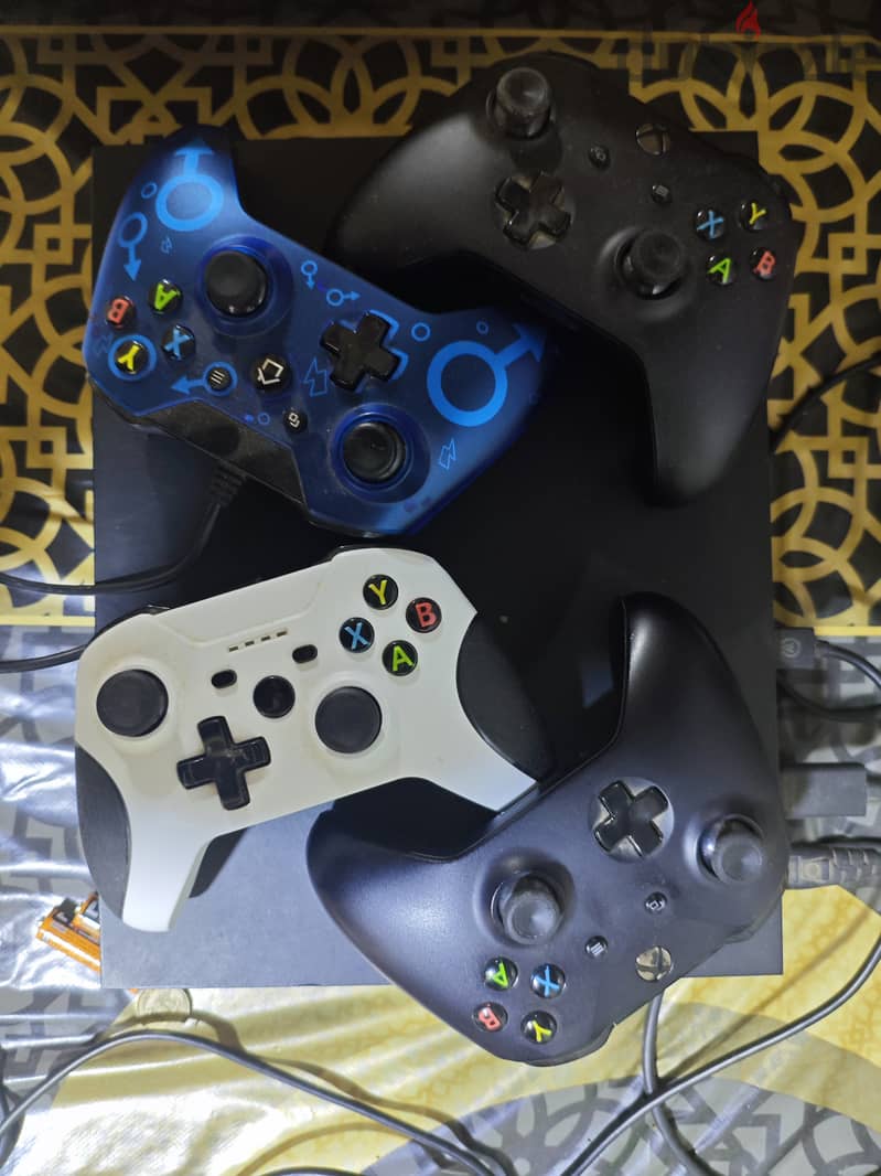 Xbox one x with 4 controllers 5