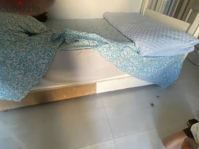 سرير أطفال عموله