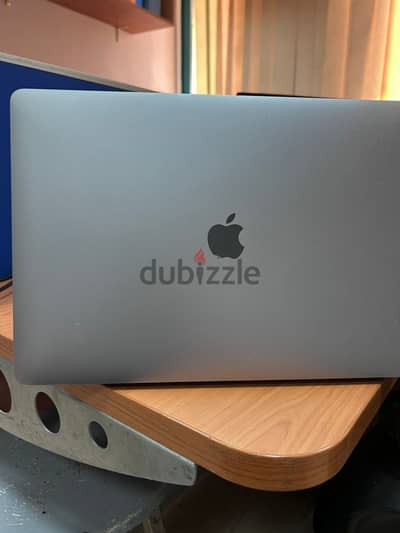 MacBook Proشاشة  15بوصة  (2017)