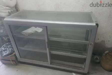 بترينه طربيزه عارضه من الزوجاج والالموتال متر ونص ف ٦٠ سم