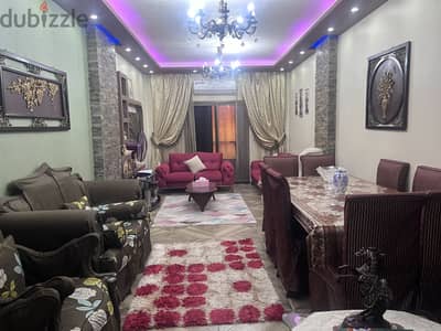 شقة تشطيب سوبر لوكس بالتكييفات والمطبخ ، موقع مميز جدا