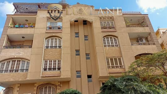 متاح للبيع شقة  فى 6 اكتوبر الحى الثامن علي المحور متشطبه الترا