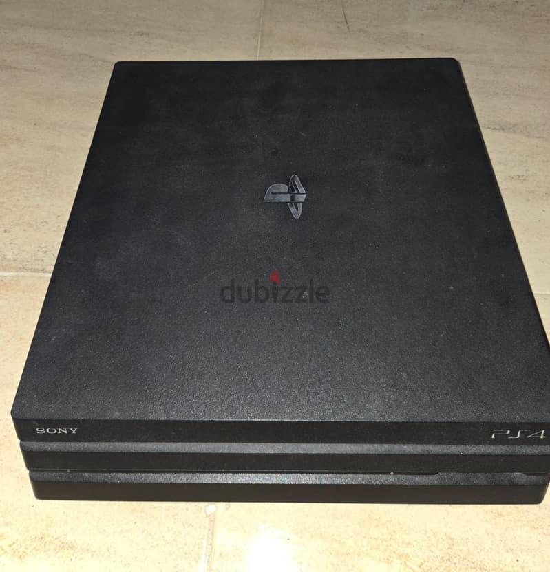 PS4 Pro 2TB 4Games 2Controllers 1