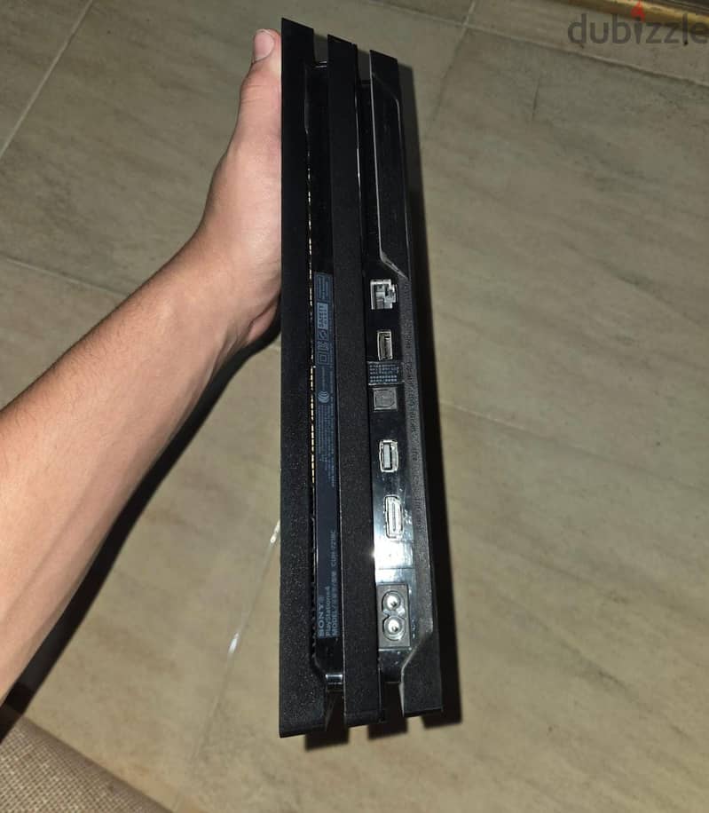 PS4 Pro 2TB 4Games 2Controllers 4