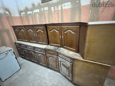مطبخ خشب بحالة جيدة