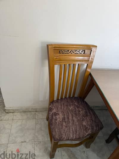 سفره جديده لما تستخدم لسا شايله الكيس من الكراسي